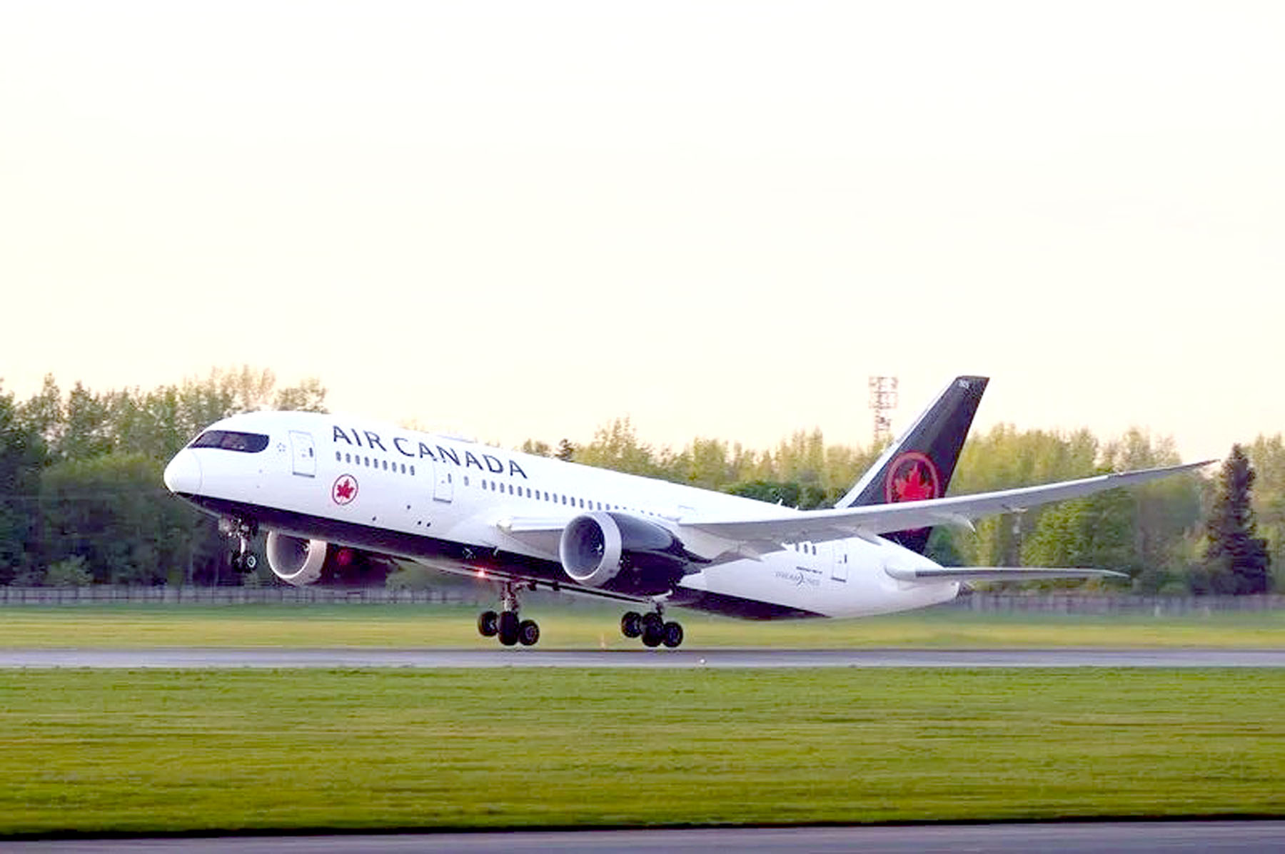 Bomb threat at major airports in Canada, flight delays.